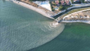 Beylikdüzü’nde denize karışan kanalizasyon suyu nedeniyle deniz kahverengine döndü