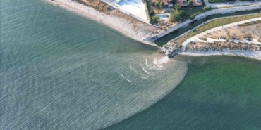 Beylikdüzü’nde denize karışan kanalizasyon suyu nedeniyle deniz kahverengine döndü