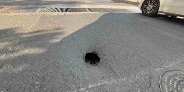 Çorlu’da çukura düşen araç hasar gördü