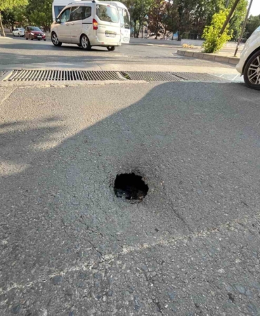 Çorlu’da çukura düşen araç hasar gördü