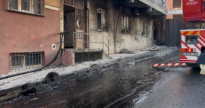 Bağcılar’da inşaat alanındaki yangın binaya ve sokağa sıçradı