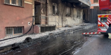 Bağcılar’da inşaat alanındaki yangın binaya ve sokağa sıçradı
