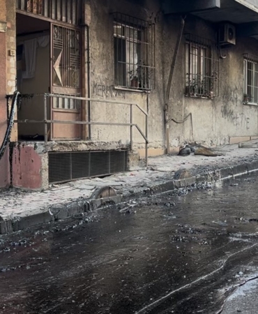 Bağcılar’da inşaat alanındaki yangın binaya ve sokağa sıçradı