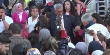 Sağlık Bakanı Memişoğlu, mezun olan öğrencilerle horon oynadı