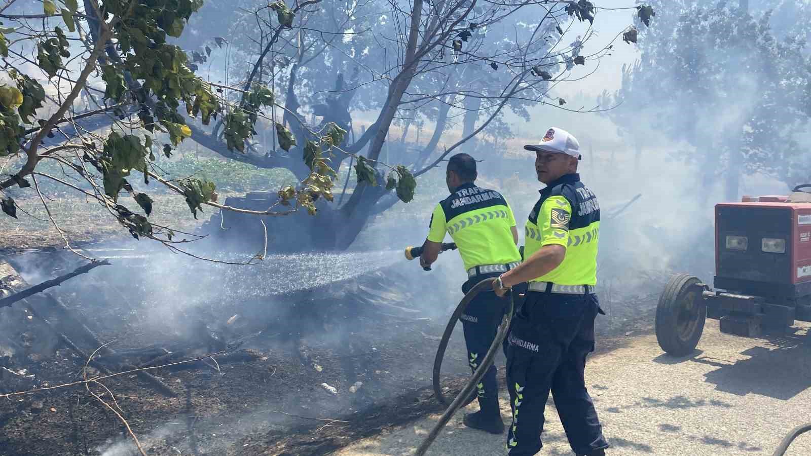 Çanakkale’deki orman yangınında köye ulaşan alevler karşısında jandarma ve köylüler seferber oldu