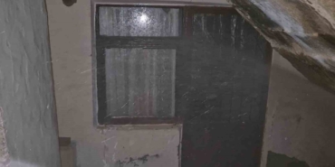 Sokaktan eve bağlanan su hattı patladı