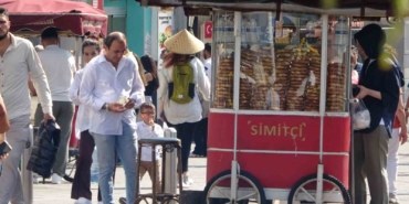 İstanbul’da sıcak hava bunalttı: Taksim’de turistler şemsiye ile gezdi