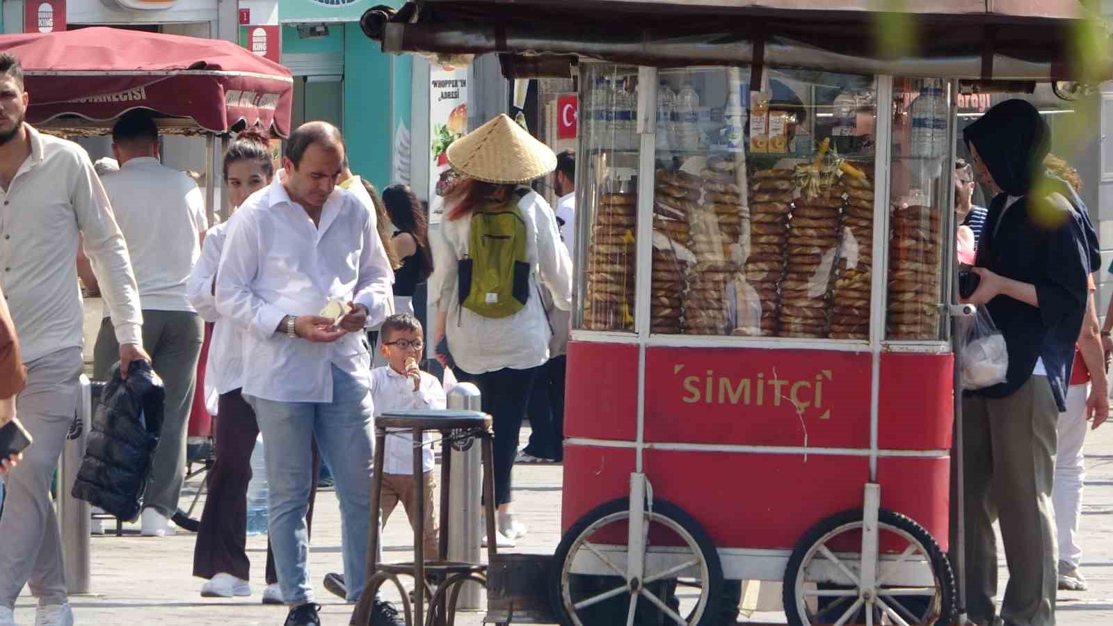 İstanbul’da sıcak hava bunalttı: Taksim’de turistler şemsiye ile gezdi