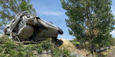 Balıkesir’de takla atan otomobil kanala uçtu