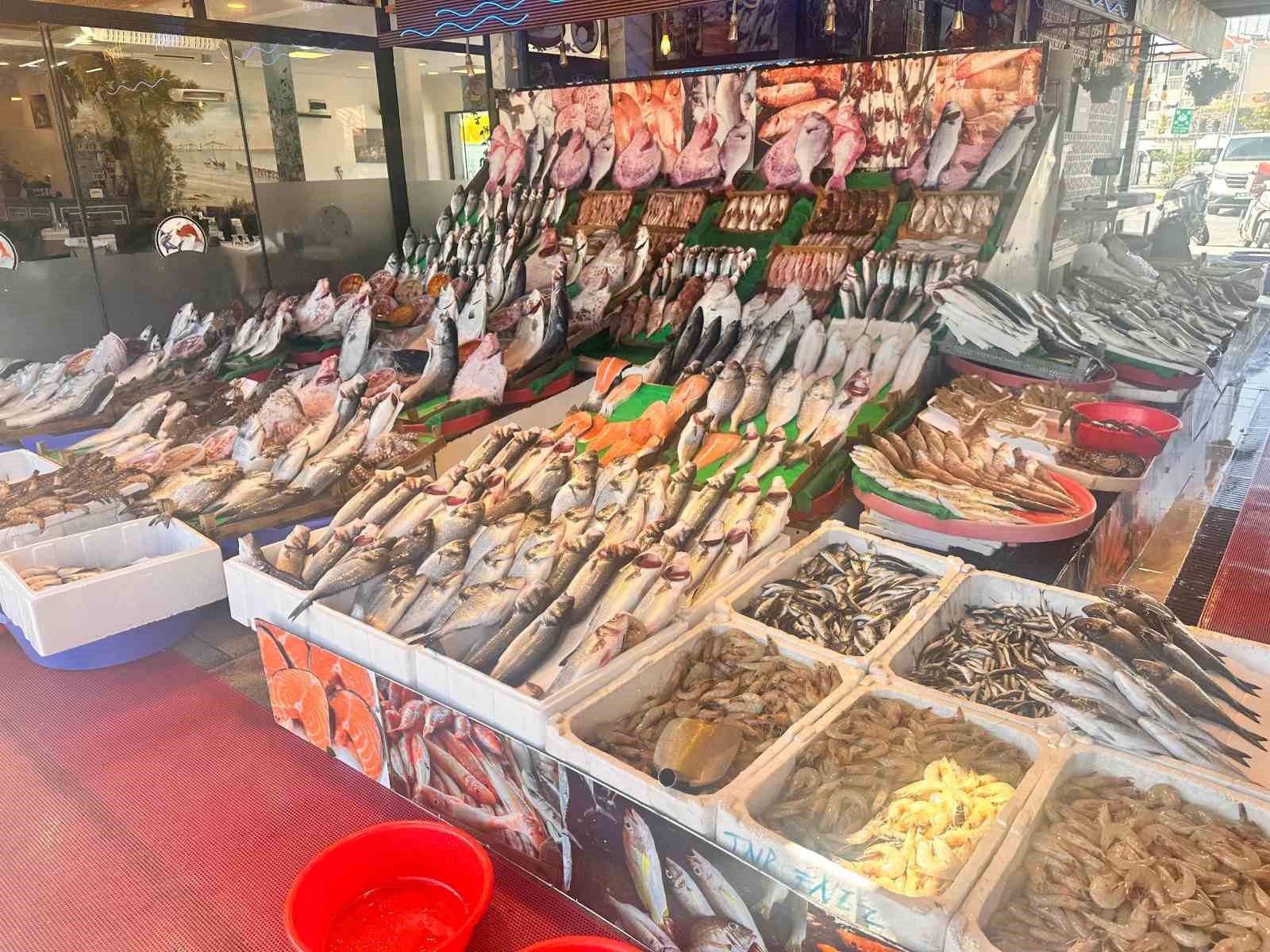 İstanbul’da balık çarşılarında bayram sessizliği