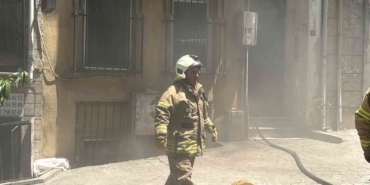 Beyoğlu’da ütü prizde unutulunca yangın çıktı