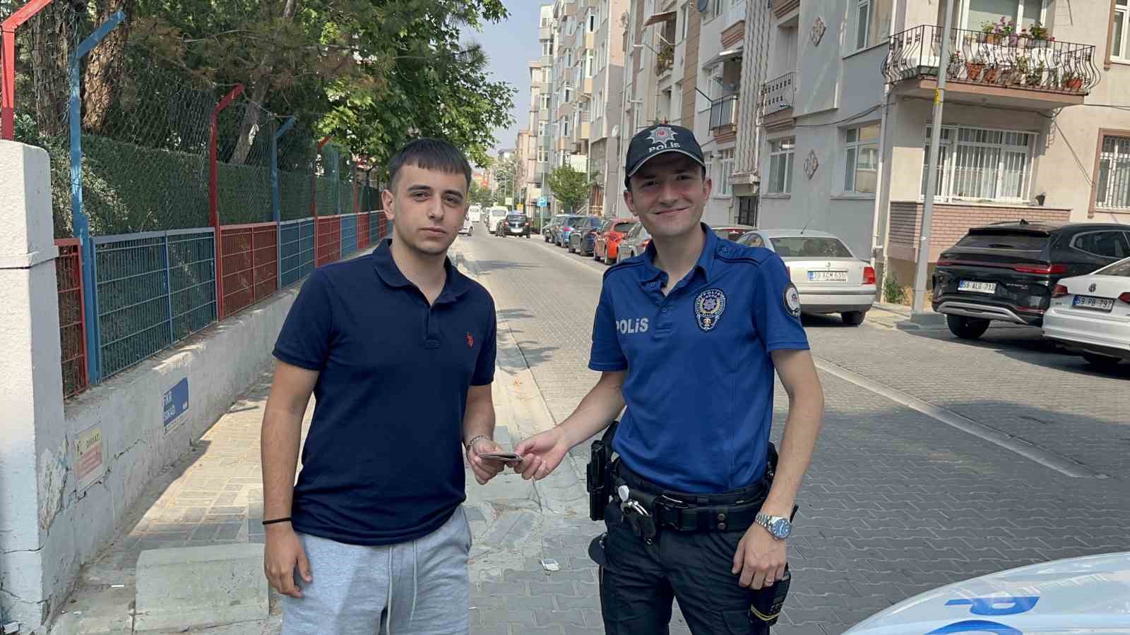 Çorlu’da lise öğrencisinden insanlık örneği: Yolda bulduğu paraları polis teslim etti