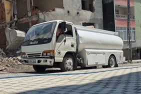 Avcılar’da 2 çocuk ağır tonajlı kepçeyi hareket ettirdi