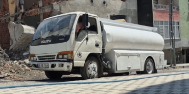 Avcılar’da 2 çocuk ağır tonajlı kepçeyi hareket ettirdi