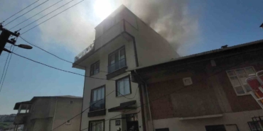 Gebze’de 3 katlı binanın çatısında çıkan yangın kontrol altına alındı