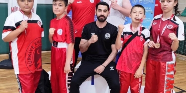 Körfez GB sporcuları madalya kürsüsünde