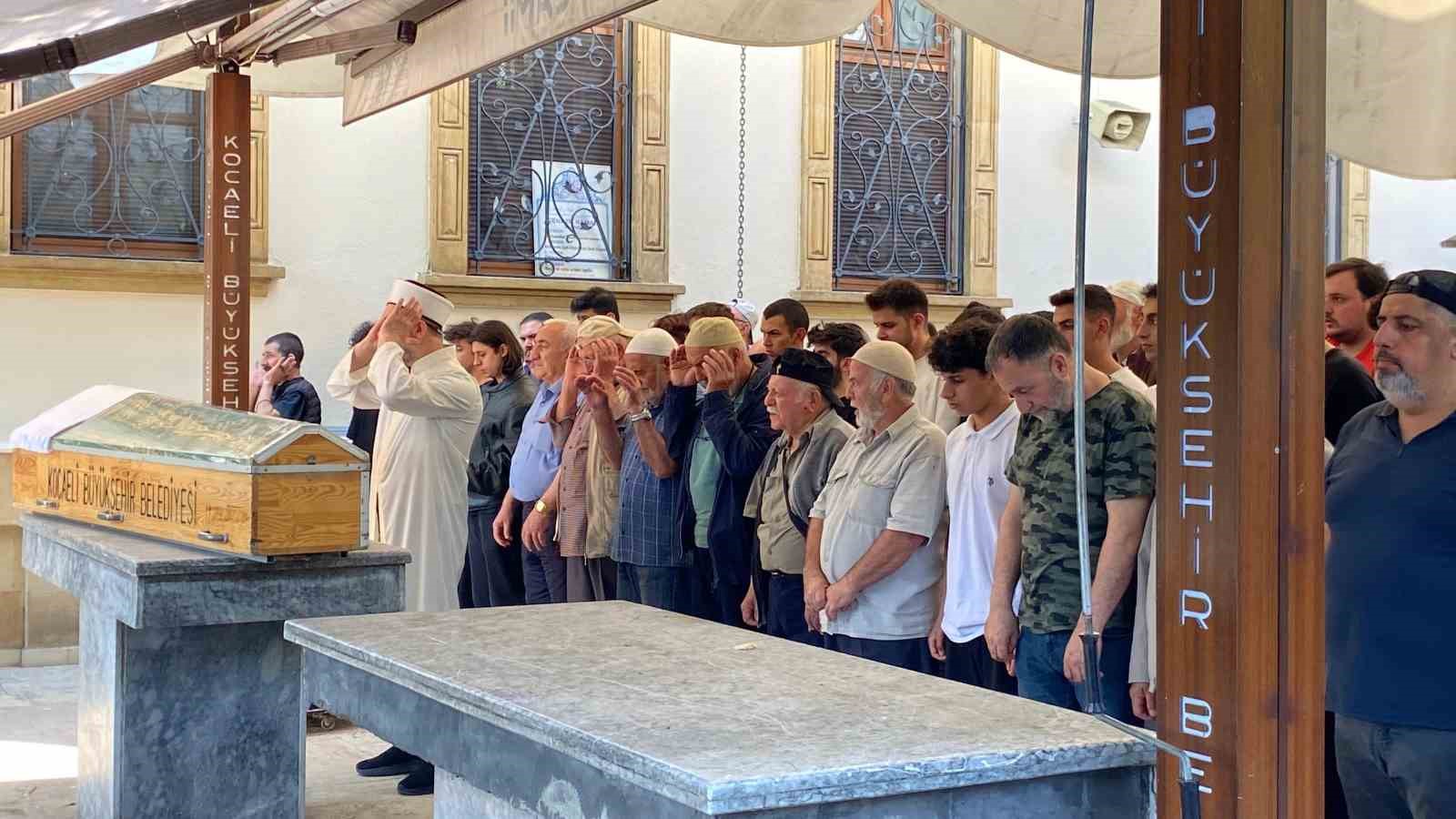 Tırın altında kalarak hayatını kaybeden genç motosikletçi son yolculuğuna uğurlandı