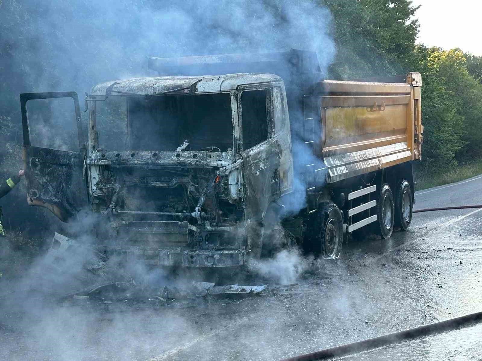 Hafriyat kamyonu alevlere teslim oldu