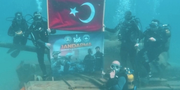 Jandarma teşkilatının 186. yıldönümünü su altına kutladılar