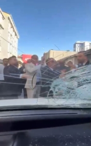 Esenyurt’ta yolu kapatan düğün konvoyuna tepki gösterince, taş ve yumrukların hedefi oldu