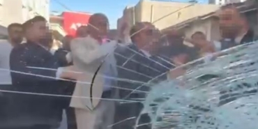 Esenyurt’ta yolu kapatan düğün konvoyuna tepki gösterince, taş ve yumrukların hedefi oldu