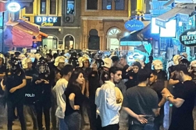 Leman dergisine tepki gösteren vatandaşlar, dergi binası önünde toplandı