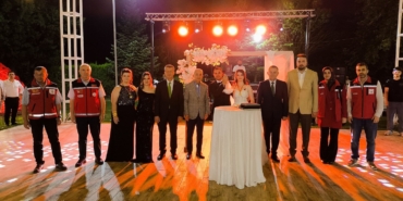 Kırklareli Valisi Turan, "Evlenecek Gençlerin Desteklenmesi" projesinden yararlanan çiftin nikah şahidi oldu