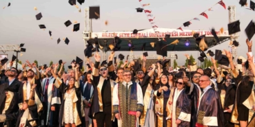 Bilecik Şeyh Edebali Üniversitesi’nde mezuniyet coşkusu