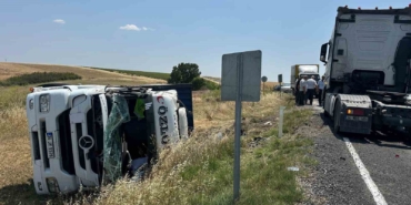 Tekirdağ’da tarlaya devrilen tırda sürücü yaralandı