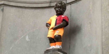 Galatasaray’ın 5 yıldızlı forması 406 yıllık Manneken Pis heykeline giydirildi