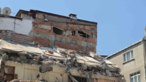 Kentsel dönüşüm yıkımında Sultangazi’de 5 katlı binanın duvarı zarar gördü