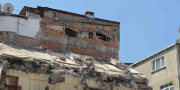 Kentsel dönüşüm yıkımında Sultangazi’de 5 katlı binanın duvarı zarar gördü