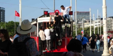 Taksim’de nostaljik tramvayın üzerinde tehlikeli yolculuk