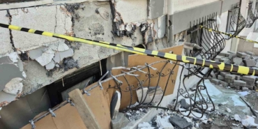 Sultangazi’de yokuş aşağı inerken freni boşalan kamyonet binaya çarptı: 1 yaralı