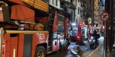 Beyoğlu’nda eğlence mekanı çatısında korkutan yangın