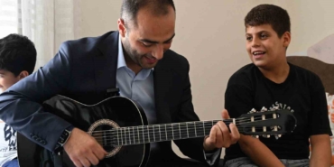 Gaziosmapaşa’da darbedilen özel çocuğa gitar sürprizi