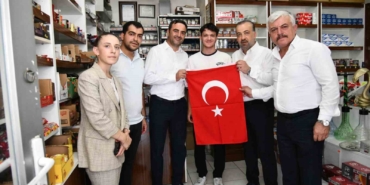 Başiskele’de esnafa Türk bayrağı dağıtıldı
