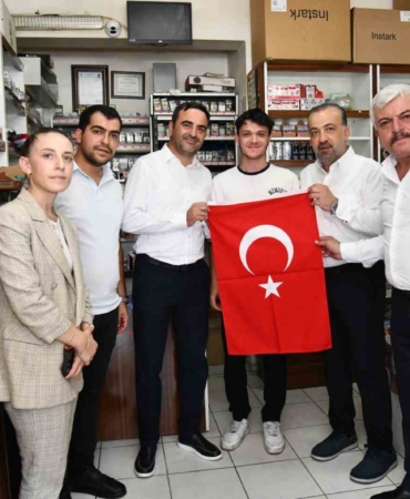 Başiskele’de esnafa Türk bayrağı dağıtıldı