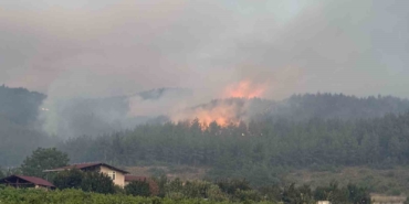 Sakarya’da orman yangınına 8 helikopter, 5 uçak müdahale ediyor