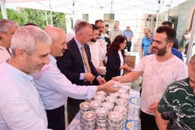 Cuma namazı sonrası aşure dağıtıldı