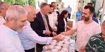 Cuma namazı sonrası aşure dağıtıldı