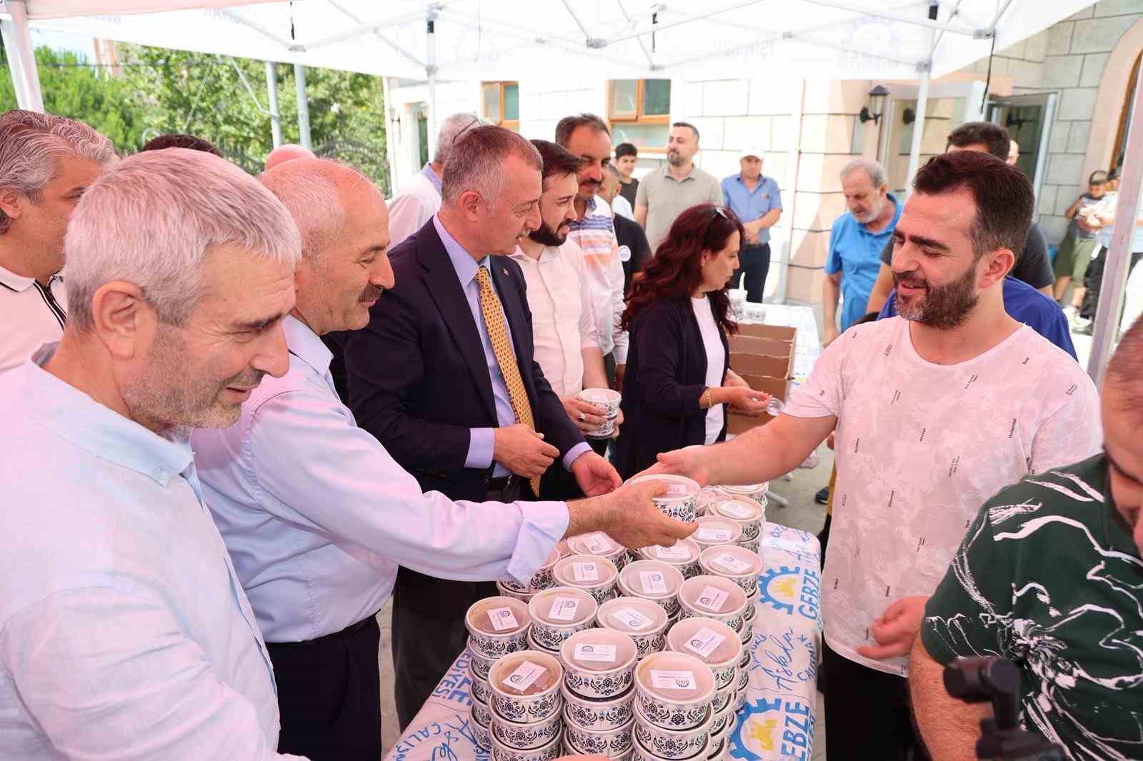 Cuma namazı sonrası aşure dağıtıldı