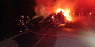 Seyir halindeki traktörün römorkundaki saman balyaları yandı