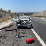 Balıkesir’de otomobil önünde giden kamyonete çarptı; 2 yaralı