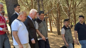 İstanbul Valisi Davut Gül, Sultangazi Kent Ormanı’nda incelemelerde bulundu: "Yangın kontrol altına alındı"