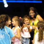 Aniden sahneye fırlayan minik hayranları Zara’yı şaşkına çevirdi