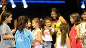 Aniden sahneye fırlayan minik hayranları Zara’yı şaşkına çevirdi