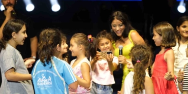 Aniden sahneye fırlayan minik hayranları Zara’yı şaşkına çevirdi