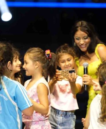 Aniden sahneye fırlayan minik hayranları Zara’yı şaşkına çevirdi