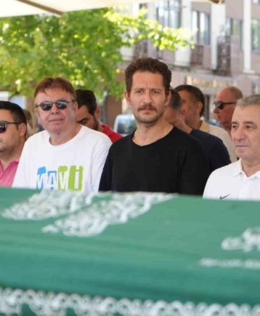 Doğum gününde acı haberi alan ünlü oyuncu, dedesini son yolculuğuna uğurladı